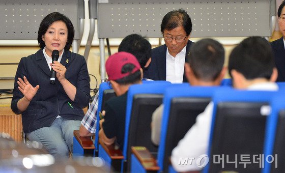 박영선 새정치민주연합 원내대표가 20일 오후 안산시 경기도미술관에서 세월호 희생자 유가족과 만나 세월호 특별법 여야 협상 과정에 대해 이야기를 나누고 있다. 2014.8.20/사진=뉴스1