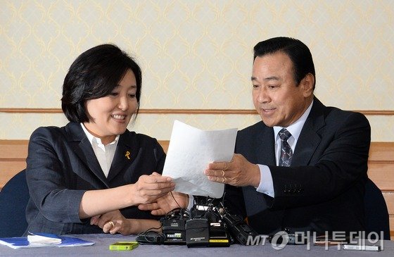 이완구 새누리당 원내대표(오른쪽)와 박영선 새정치민주연합 원내대표가 7월 임시국회 마지막 날인 19일 오후 국회 귀빈식당에서 비공개 회동을 마친뒤 세월호 특별법 재합의 사항 발표 전 악수하고 있다. 2014.8.19/사진=뉴스1