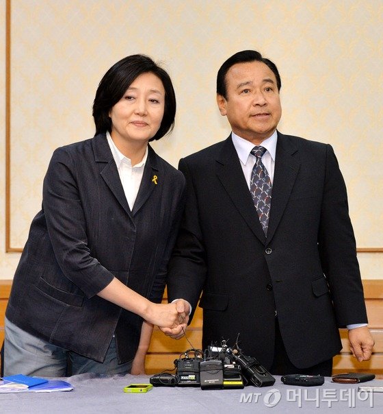 이완구 새누리당 원내대표(오른쪽)와 박영선 새정치민주연합 원내대표가 7월 임시국회 마지막 날인 19일 오후 국회 귀빈식당에서 비공개 회동을 마친뒤 세월호 특별법 재합의 사항을 발표하면서 밝게 웃고 있다. 2014.8.19/사진=뉴스1