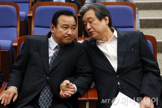 김무성 새누리당 대표와 이완구 원내대표가 7월 임시 국회 마지막 날인 19일 오후 서울 여의도 국회에서 열린 의원총회에서 손을 잡고 귀엣말을 하고 있다. 2014.8.19/사진=뉴스1