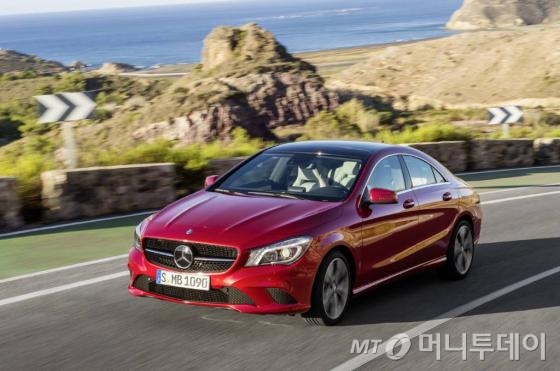 더 뉴 CLA 250 4매틱은 최고 출력 211마력(5500rpm), 최대 토크 35.7kg.m(1200~4000rpm)으로 정지 상태에서 시속 100km까지 6.6초에 도달한다. 최고 속도는 240km, 복합연비는 리터당 11.3km으로, 가격은 5320만원(부가세 포함)이다./사진제공=메르세데스-벤츠