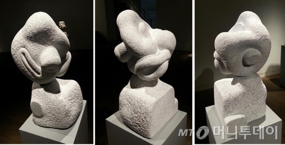 한진섭 '세 얼굴' 28x32x64cm, 대리석, 2014 - 하나의 작품이지만 보는 방향에 따라 3가지 다른 모습을 보여준다. /사진=이언주 기자