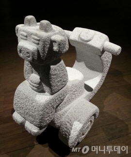 한진섭 'VESPA 나들이' 40x83x65cm, 대리석, 2008 /사진=이언주 기자  