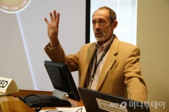 폴 슈메이커 윕 본부장이 취재진에게 프리젠테이션하고 있다./사진제공=사용후핵연료공론화위원회