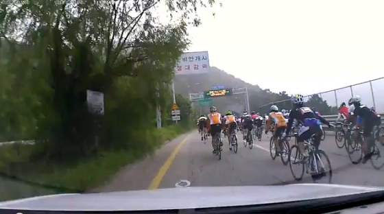 지난 24일 자전거동호회 회원들이 도로 전차선을 점거해 운전자들의 불편이 빚어졌다./ 사진=유튜브 영상 캡처