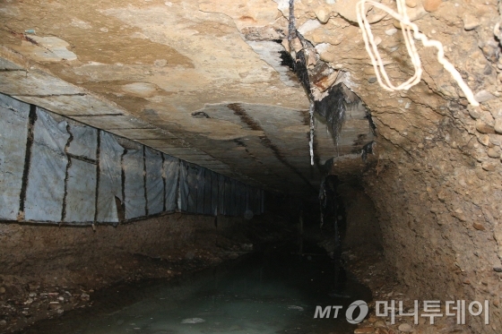 서울시가 지난 14일 서울 송파구 석촌지하차도 싱크홀 발생 현장에서 지하도 중심부 도로 밑에 생긴 동공을 공개했다. /사진제공=뉴스1