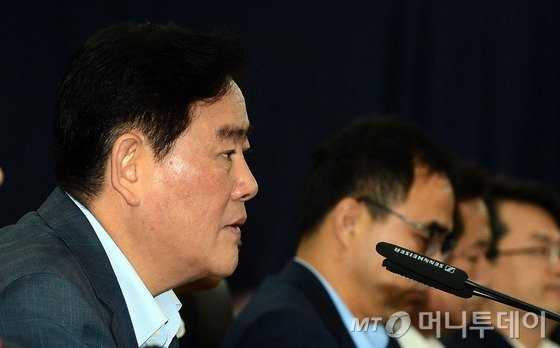 최경환 경제부총리 겸 기획재정부 장관이 지난달 27일 정부세종청사 기획재정부 대회의실에서 열린 경제관계장관회의를 주재하고 '사적연금 활성화 대책'을 발표했다/사진=뉴스1제공