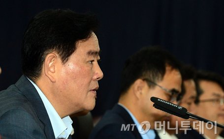 최경환 경제부총리 겸 기획재정부 장관이 지난달 27일 정부세종청사 기획재정부 대회의실에서 열린 경제관계장관회의를 주재하고 '사적연금 활성화 대책'을 발표했다/사진=뉴스1제공