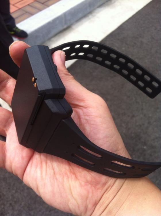 현재 전자감독 대상자들이 차는 전자발찌. /사진=하세린 기자