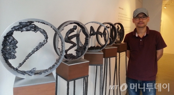 이성민, Dancer-man, 35x7x70cm, iron, 2013 (왼쪽)
Dancer-woman, 25x7x70cm, iron, 2013 (오른쪽)