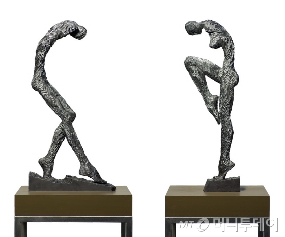 산소절단기로 작업하는 이성민 작가의 모습은 조각가라기 보단 마치 용접공을 보는 듯 하다. 불꽃 튀는 작업실은 그의 열정까지 더해 하루하루 더 뜨겁게 달아오른다.