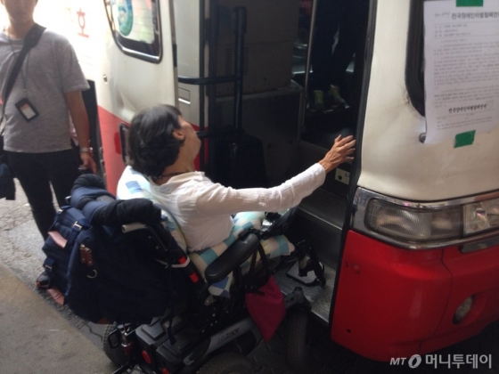 5일 오후 서울 서초동 고속버스터미널에서 한 여성 장애인이 휠체어를 탄 채 고속버스에 오르는 퍼포먼스를 진행하고 있다. / 사진=신현식 기자