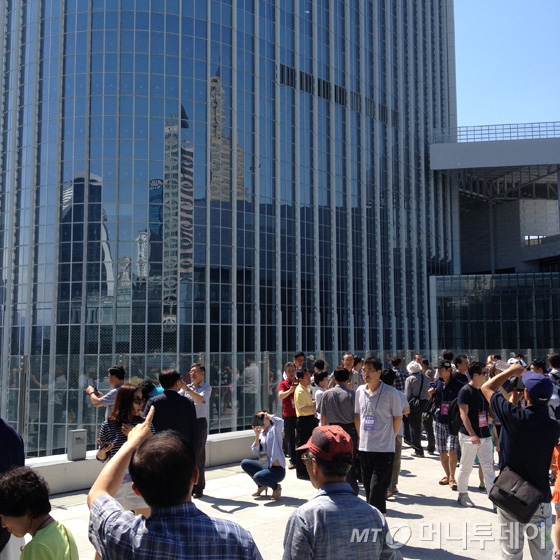 서울 송파구 잠실 제2롯데월드(롯데월드타워) 저층부 상업시설 중 엔터테인먼트동(영화관) 내부 전경. / 사진 = 이재윤 기자