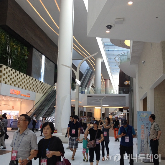 서울 송파구 잠실 제2롯데월드(롯데월드타워) 홍보관에서 한 시민이 임시사용승인에 따른 교통대책 안내를 살펴보고있다. / 사진 = 이재윤 기자