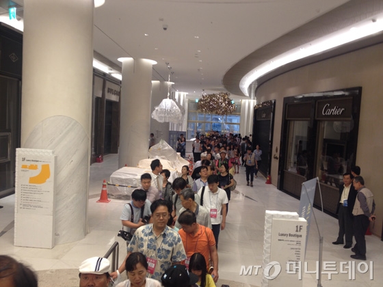 서울 송파구 잠실 제2롯데월드(롯데월드타워) 저층부 상업시설(에비뉴엘관) 내부 전경. / 사진 = 이재윤 기자