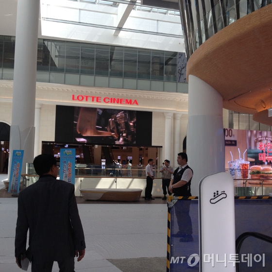 서울 송파구 잠실 제2롯데월드(롯데월드타워) 종합방재센터에서 화재훈련 장면을 시민들이 관람하고 있다. / 사진 = 이재윤 기자