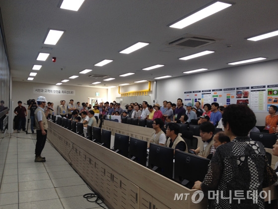 서울 송파구 잠실 제2롯데월드(롯데월드타워)와 저층부 상업시설 전경. / 사진 = 이재윤 기자