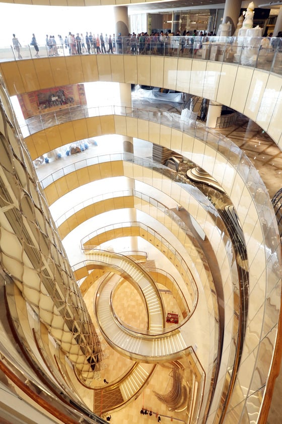 10일 오후 서울 송파구 신천동 롯데월드몰 프리오픈 행사를 찾은 시민들이 실내를 둘러보고 있다. /사진=뉴스1