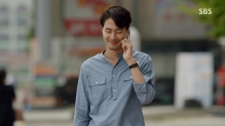 SBS 드라마 '괜찮아 사랑이야' 중 조인성이 헨리넥 셔츠를 입은 모습/사진=SBS