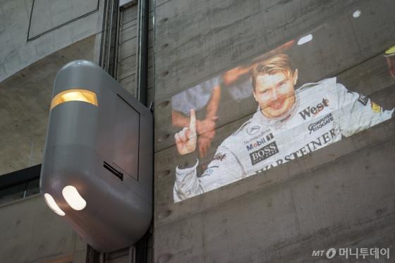 박물관 내 엘리베이터는 타임머신을 형상화했다. 박물관은 위부터 아래로 시간순으로 구성돼 있다. /사진=김남이 기자