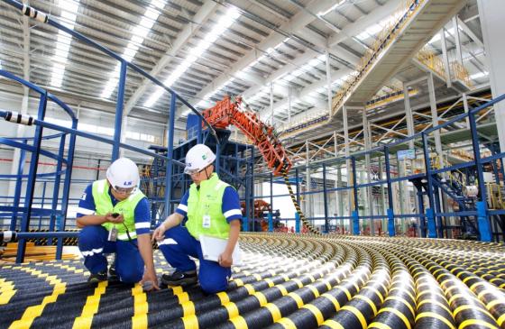 LS전선 동해공장 해저케이블 생산공장에서 직원들이 작업을 하고 있다. 공장에서 생산된 해저케이블은 400m 길이의 레일웨이~뱅웨이를 거쳐 동해항에 정박한 운송선 턴테이블에 감긴다. /사진제공=LS전선