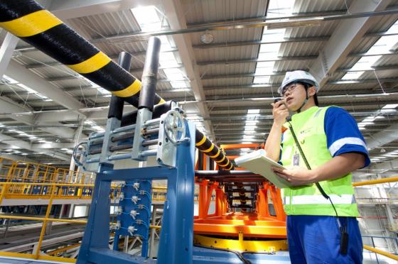 LS전선 동해공장 해저케이블 생산라인에서 직원이 품질관리를 하고 있는 모습. 해저케이블 생산설비는 100% 국산화에 성공했다. /사진제공=LS전선