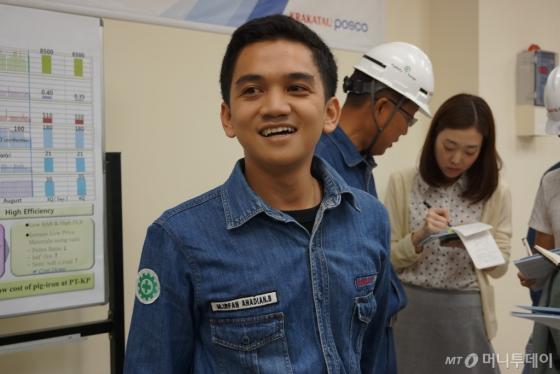 크라카타우포스코 공채 1기 직원 이르판 아하디안(25)은 칠레곤시 출신이다. 이곳 직원 2360명 중 2180여명이 현지인이며 이 중 70% 가량은 칠레곤 출신이다. /사진=포스코