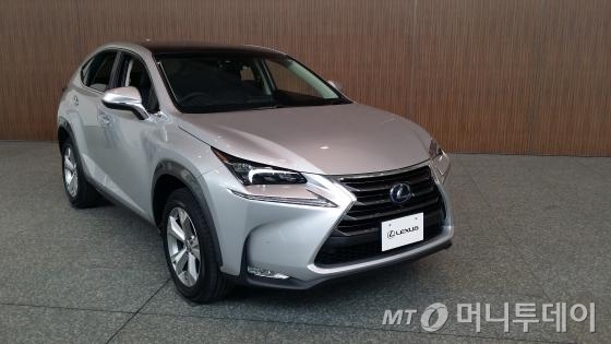 일본 아이치현 토요타시 토요타 본사 현관에 전시된 NX300h./사진=양영권 기자