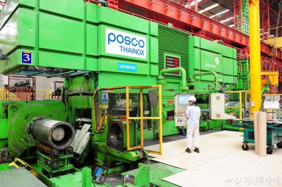 포스코타이녹스 직원이 열연 소재를 고객이 원하는 두께로 압연하는 압연라인에서 작업 중이다. /사진=포스코