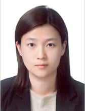 한류스타 이영애가 19일 오후 인천 아시아드주경기장에서 열린 '2014 인천 아시안게임' 개회식에서 성화를 전달 받고 있다./사진=임성균 기자