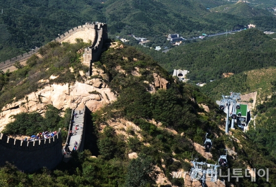 팔달령 만리장성엔 케이블카(오른쪽)가 설치돼 있어 관광이 편리하다. 그러나 이곳을 '선택'하면 30달러의 옵션 비용을 추가 지불해야 한다/사진=이지혜 기자