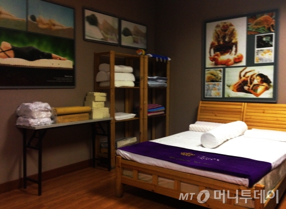 패키지여행에서 제공된 식사. 위 두 사진은 특식으로 소개된 샤브샤브(왼쪽)와 베이징 오리고기(오른쪽)/사진=이지혜 기자