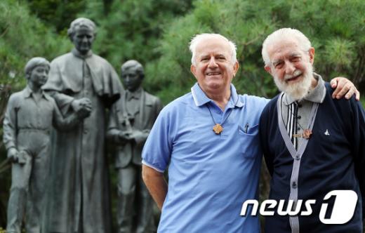 원선오 신부와 공민호 수사(왼쪽)가 26일 한국살레시오회관에서 뉴스1과 인터뷰를 하고 있다. /뉴스1 © News1 송원영 기자