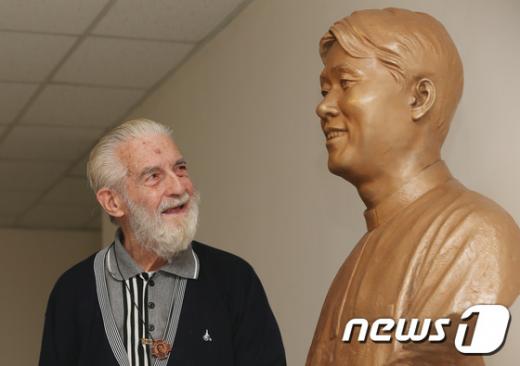 원선오 신부가 한국살레시오회관 내 고 이태석 신부 동상을 바라보고 있다. /뉴스1 © News1 송원영 기자