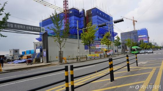 줄지어 조성될 마곡지구 오피스텔 공사 현장. /사진=박성대 기자.