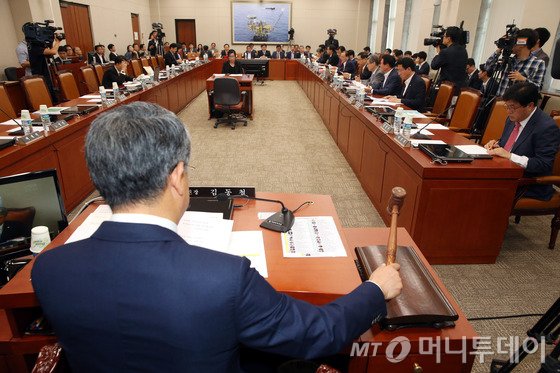 국회 산업통상자원위원회 김동철 위원장이 쌀 관세화 유예 종료 대응 경과 및 추진 계획에 대한 현안보고를 위해 30일 오전 서울 여의도 국회에서 열린 산업통상자원위원회 전체회의를 주재하고 있다.9.30/뉴스1 <저작권자 ⓒ 뉴스1코리아, 무단전재 및 재배포 금지>