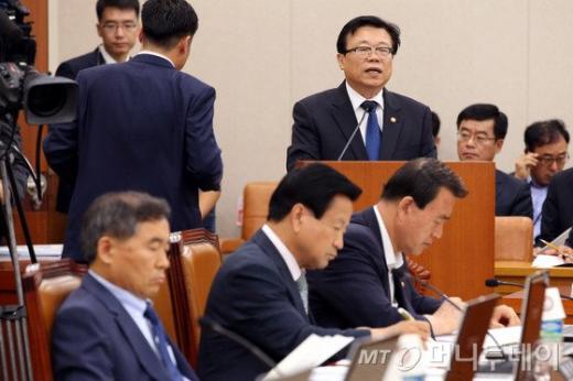 이동필 농림축산식품부장관이 30일 오전 서울 여의도 국회에서 열린 농림축산식품해양수산위원회 전체회의에서 현안보고를 하고 있다./사진=뉴스1