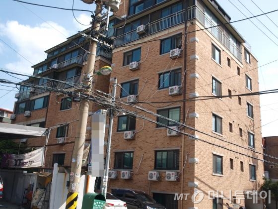 서울 서대문구의 한 대학가 주변 원룸. 건축대장에는 '교육연구시설'로 등록돼 있지만 실제론 55가구가 거주하는 주거용 건물이다. /사진=송학주기자