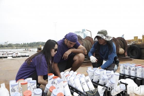 2014 서울 세계불꽃대회에 참가한 이탈리아 파이로이모션팀이 대회 준비를 하고 있다. /사진제공=한화