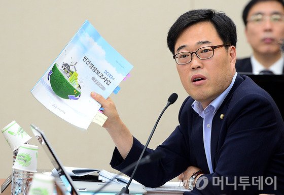 (서울=뉴스1) 박세연 기자 김기식 새정치민주연합 의원이 3일 오전 여의도 국회에서 열린 정무위원회 전체회의에서 2013민간경상보조사업 책자를 들어보이며 김동연 국무조정실장, 이호영 국무총리 비서실장에게 자료 제출관련 질의를 하고 있다. 2014.7.3/뉴스1