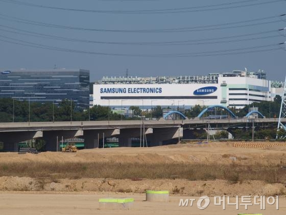 경기 화성 동탄2신도시에서 바라본 삼성전자 본사 모습. 본사 앞쪽으로 택지조성공사가 한창 진행중이다. / 사진=송학주기자