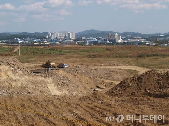경기 평택 고덕산업단지 부지 조성공사가 한창 진행중이다. / 사진=송학주기자