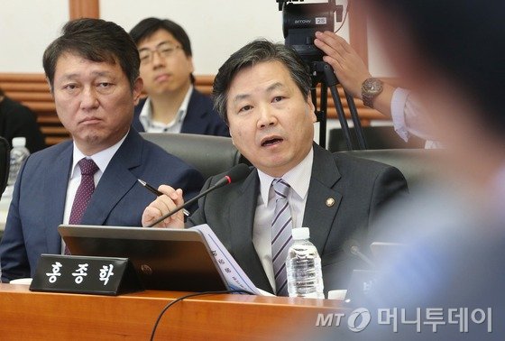 홍종학 새정치민주연합 의원이 7일 오전 서울 중구 남대문로 한국은행에서 열린 국회 기획재정위원회의 한국은행 국정감사에서 증인에게 질의를 하고 있다./사진=뉴스1제공.