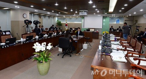 7일 오후 정부세종청사에서 열린 환경부에 대한 국회 환경노동위원회의 국정감사장이 텅빈 모습으로 정회되고 있다. 이 날 환노위의 첫 환경부 국정감사는 오전 내내 여야간 기업인 증인 채택을 놓고 공방을 이어가다 오후들어 정회됐다./사진=뉴스1제공.