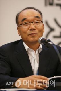 박재완 전 기획재정부장관이 지난 7월 '2014 전경련 CEO 하계포럼' 기조 강연에서 발언하는 모습. /사진제공=전경련
