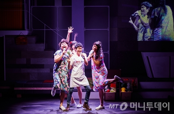 음악극 '두결한장'에서 효진(왼쪽, 손지윤 분)과 민수(박성훈 분)는 위장결혼한다./ 사진제공=프로젝트H