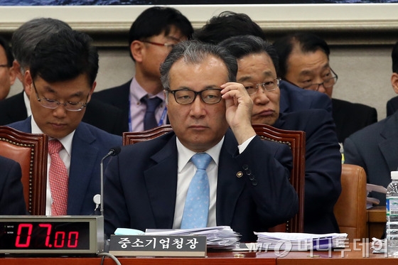 한정화 중소기업청장이 10일 오전 서울 여의도 국회에서 열린 산업통상자원위원회의 중소기업청 등에 대한 국정감사에 출석해 국회의원들의 질의를 듣고 있다.2014.10.10/뉴스1 <저작권자 © 뉴스1코리아, 무단전재 및 재배포 금지>