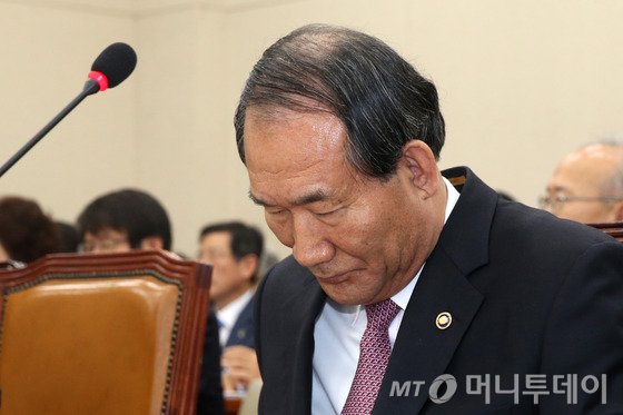 박승춘 국가보훈처장이 10일 오전 서울 여의도 국회에서 열린 정무위원회의 국가보훈처 등에 대한 국정감사에서 인사말을 마친뒤 자리에 앉아 고개를 숙이고 있다. 박 처장은 이날 국감에서 구두로 업무보고를 하겠다고 주장하면서 서면보고로 대처하라는 위원들과 마찰을 빚었다. 2014.10.10/뉴스1 <저작권자 ⓒ 뉴스1코리아, 무단전재 및 재배포 금지>