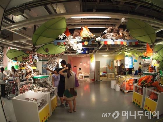 중국 상하이에 위치한 이케아2호 매장 내 어린이용 인형 코너 사진/사진=김하늬