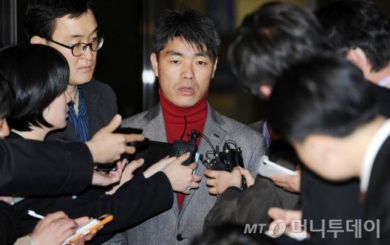 민간인 불법 사찰 사건과 관련해 청와대의 은폐지시 의혹을 폭로한 장진수 전 총리실 주무관이 2012년 3월20일 오후 서울 서초구 서울중앙지검에서 참고인 자격으로 조사를 받은 뒤 귀가하고 있다./사진=뉴스1